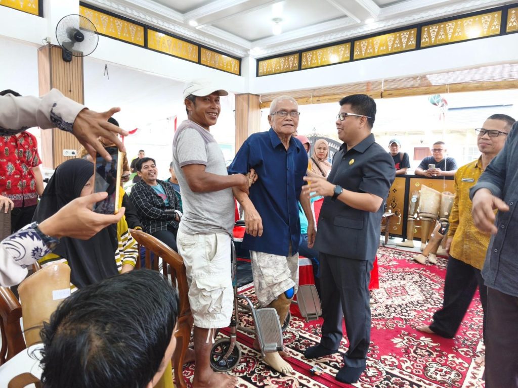 Wujudkan Kepedulian Sosial, Bupati Haji Satono Serahkan Bantuan Kaki Palsu dari Dana Pribadi