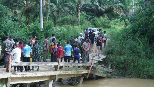 Tinjau Jembatan Nyaris Ambruk di Subah, Bupati Sambas Siapkan Skema Pembangunan Ulang Bersama TNI