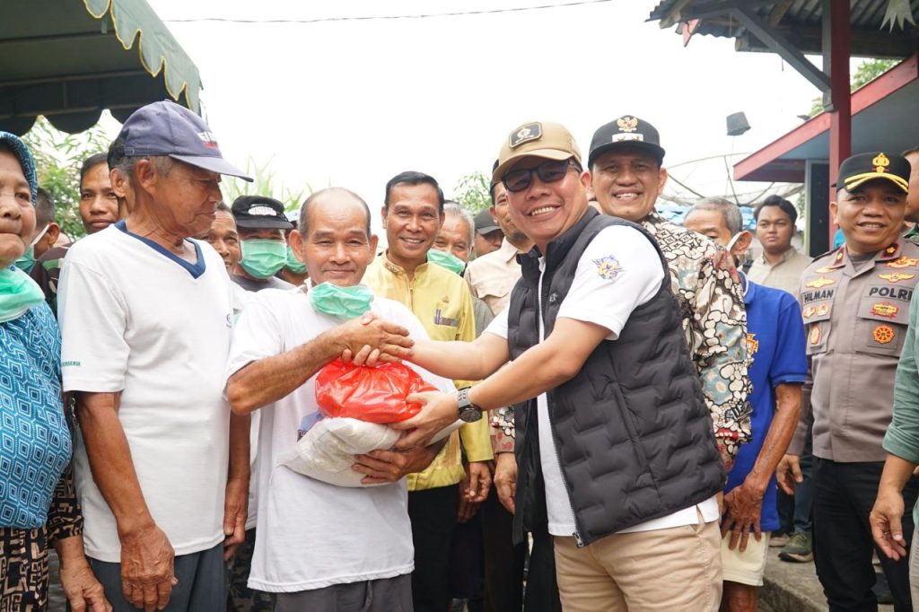 Disambut Antusias Warga Sendoyan, Bupati Sambas Beri Kejutan Gratiskan 500 Paket Sembako