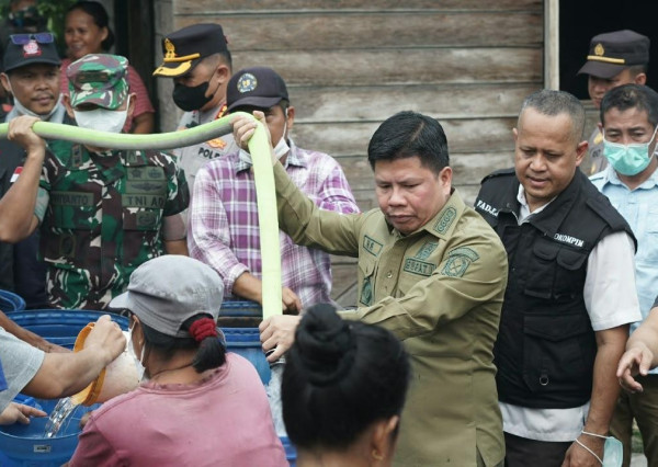 Responsif Tangani Dampak Kemarau, Bupati Satono Salurkan Air Bersih dan Tekan Angka Karhutla di Sambas